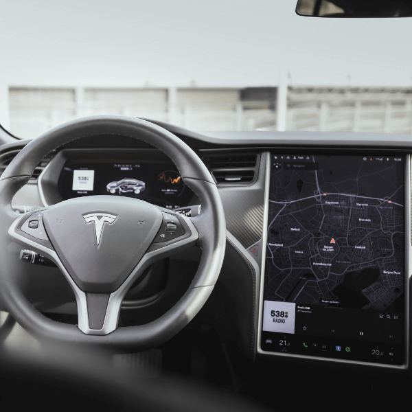Interieur Tesla Model S zakelijke mobiliteitsoplossing in omgeving Roosendaal