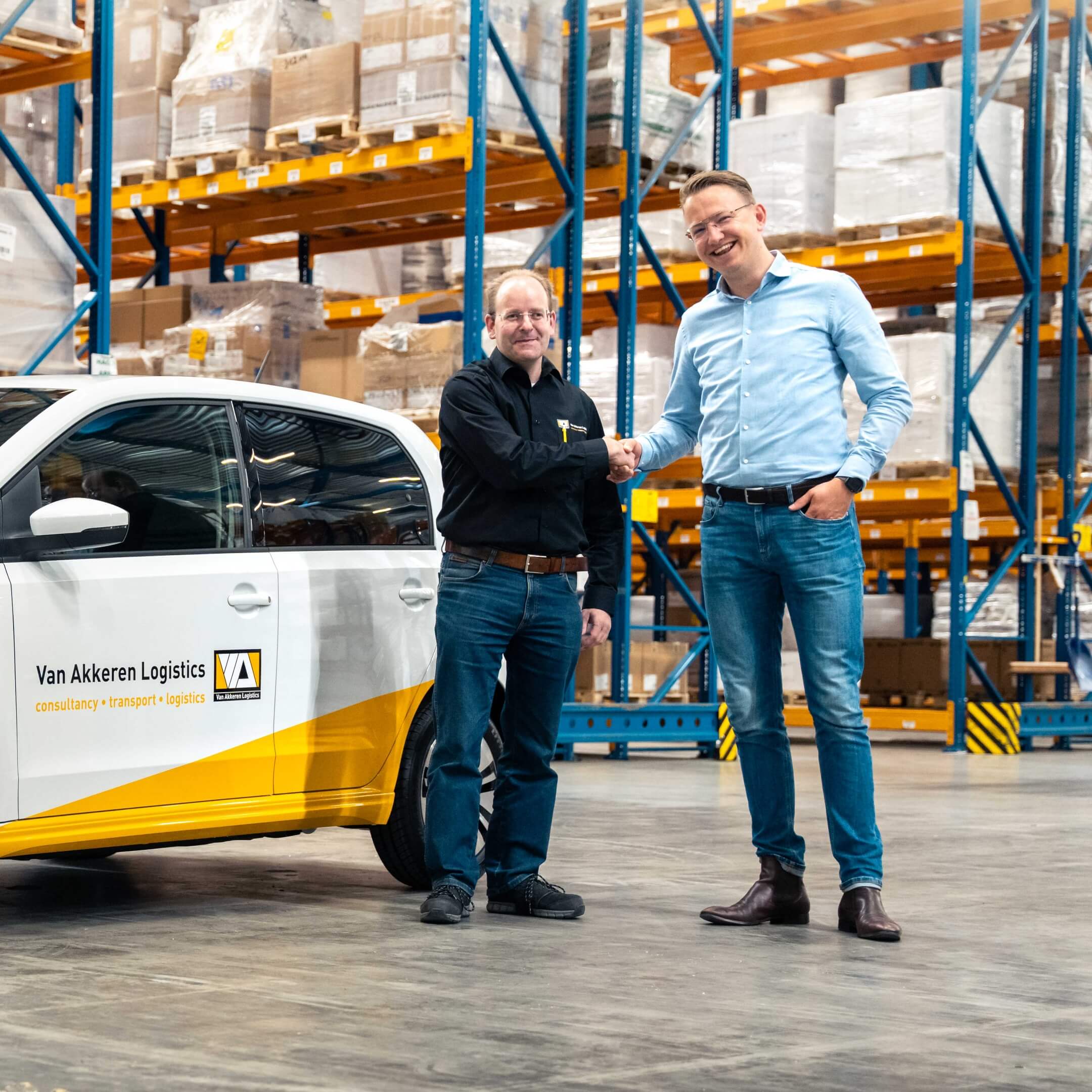 van Akkeren Logistics samen met Perke Pellis oplevering van een Volkswagen UP bedrijfswagen in omgeving Roosendaal