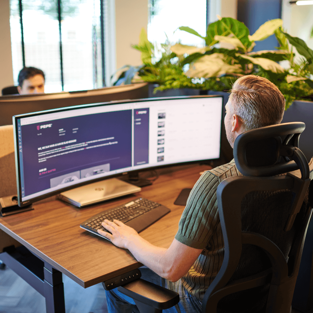 Klant houdt autosleutel van PEPE vast met een mooie embleem sleutelhanger