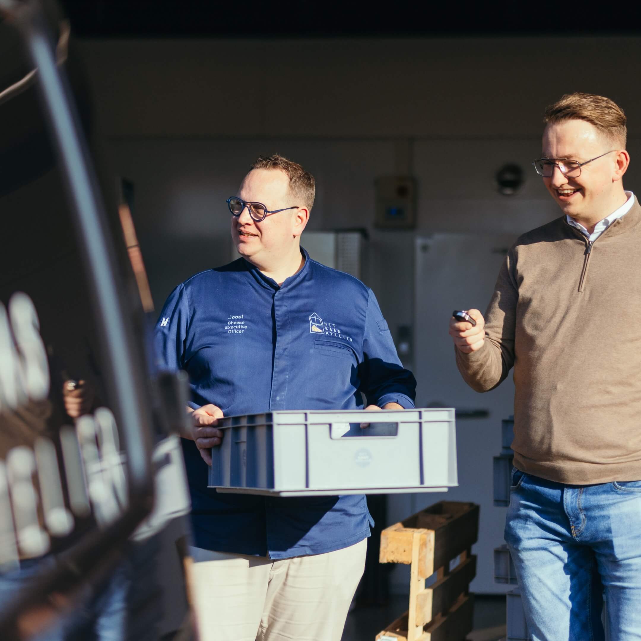 Perke Pellis van PEPE Wagenparkbeheer ondersteunt bij de oplevering van een nieuwe bedrijfswagen in omgeving Roosendaal