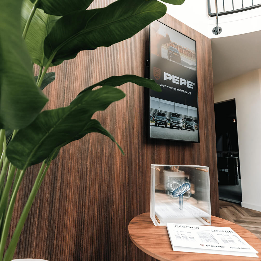 Interieur van bedrijfsruimte met PEPE Wagenparkbeheer display en een beeld op de voorgrond