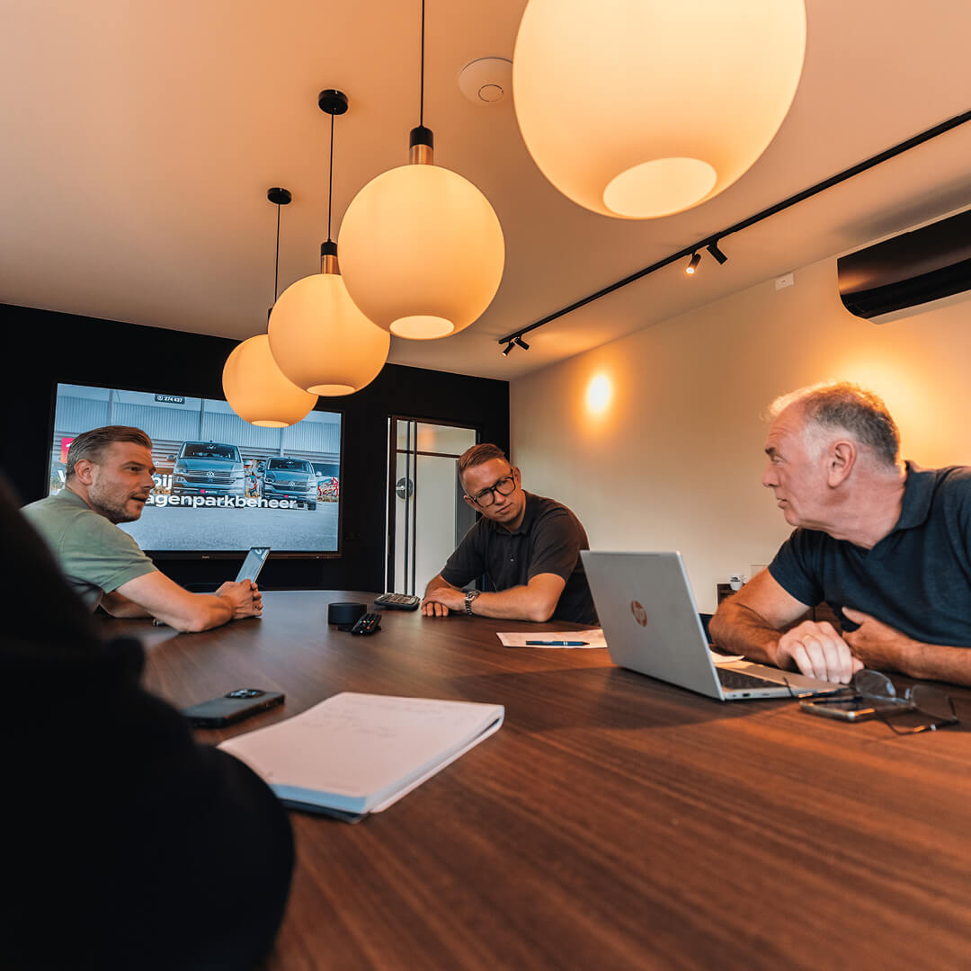 Zakelijk teamoverleg aan een vergadertafel