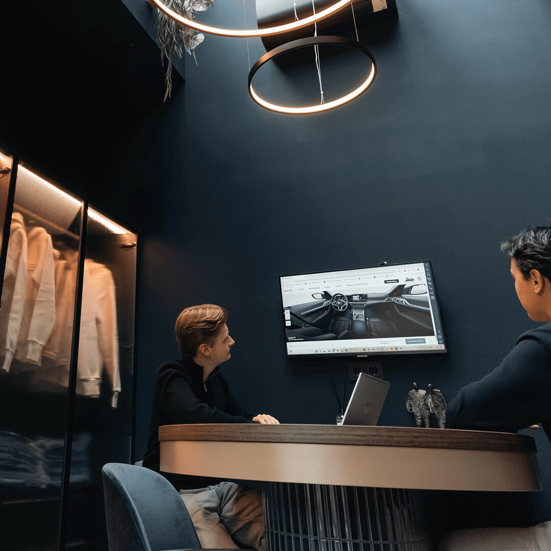 Collega’s bespreken werkzaamheden tijdens overleg op kantoor