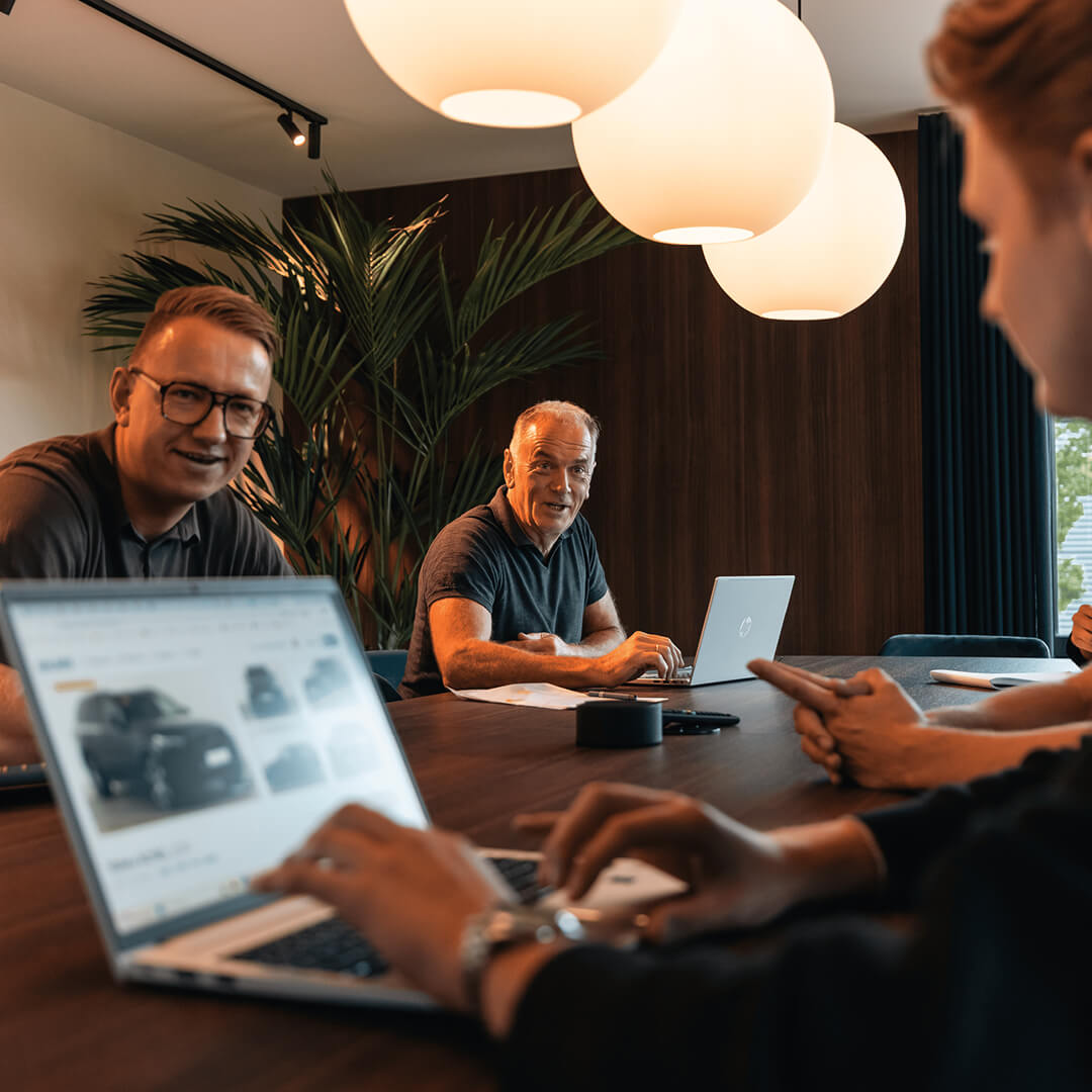 Teamoverleg aan een vergadertafel